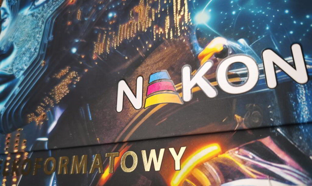 Relief lakierowy i hot-stamping na jednym arkuszu